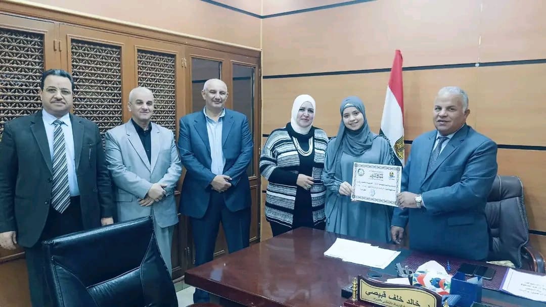 1735305634776 وكيل تعليم وكيل تعليم يكرم طالبتين بمدرسة الثانوية الصناعية للبنات بالحادثة - صور موقع في الجامعة