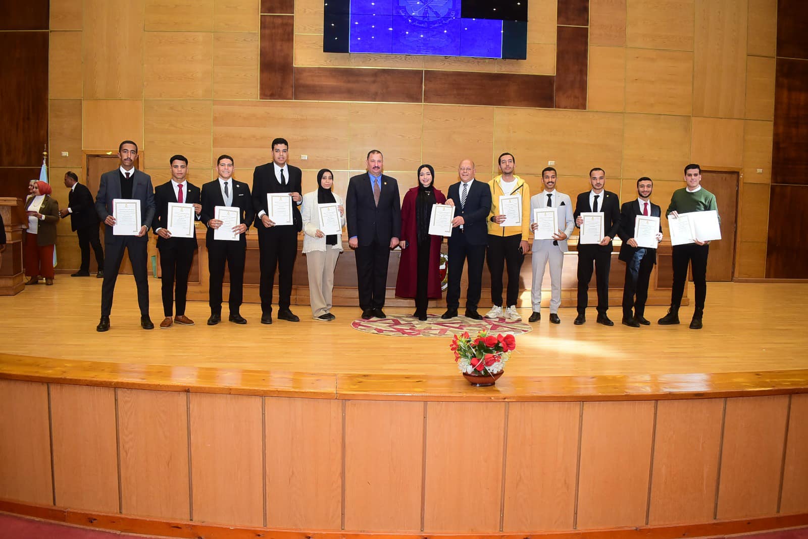 19 3 طه خليفة رئيس جامعة سوهاج ومدير الأكاديمية العسكرية يكرمان 239 متدرب بدورة الأمن القومي-فيديو موقع في الجامعة
