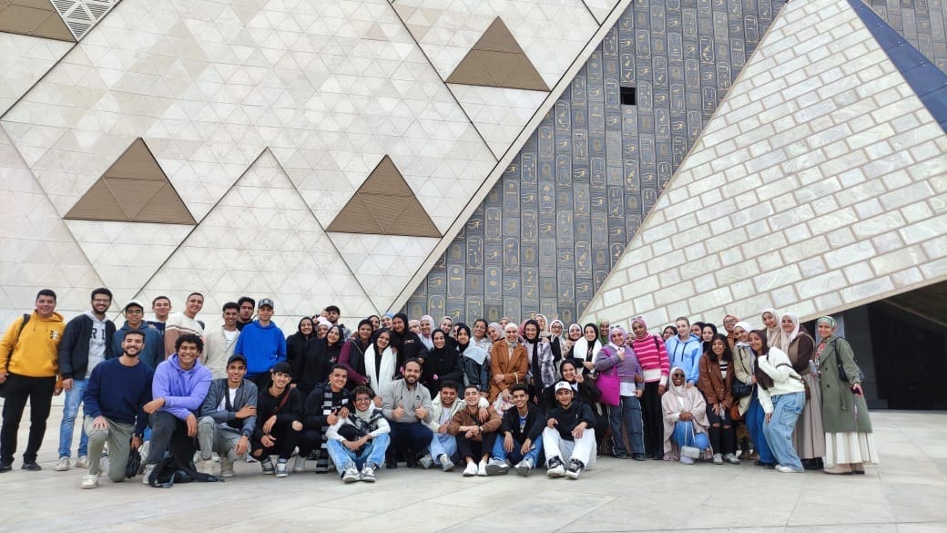 جامعة حلوان الأهلية تشارك ب 100 طالب في زيارة للمتحف المصري الكبير 1 2b25ff11 61be 4d22 8d7f aaf77841e371 جامعة حلوان جامعة حلوان الأهلية تشارك ب 100 طالب في زيارة للمتحف المصري الكبير موقع في الجامعة