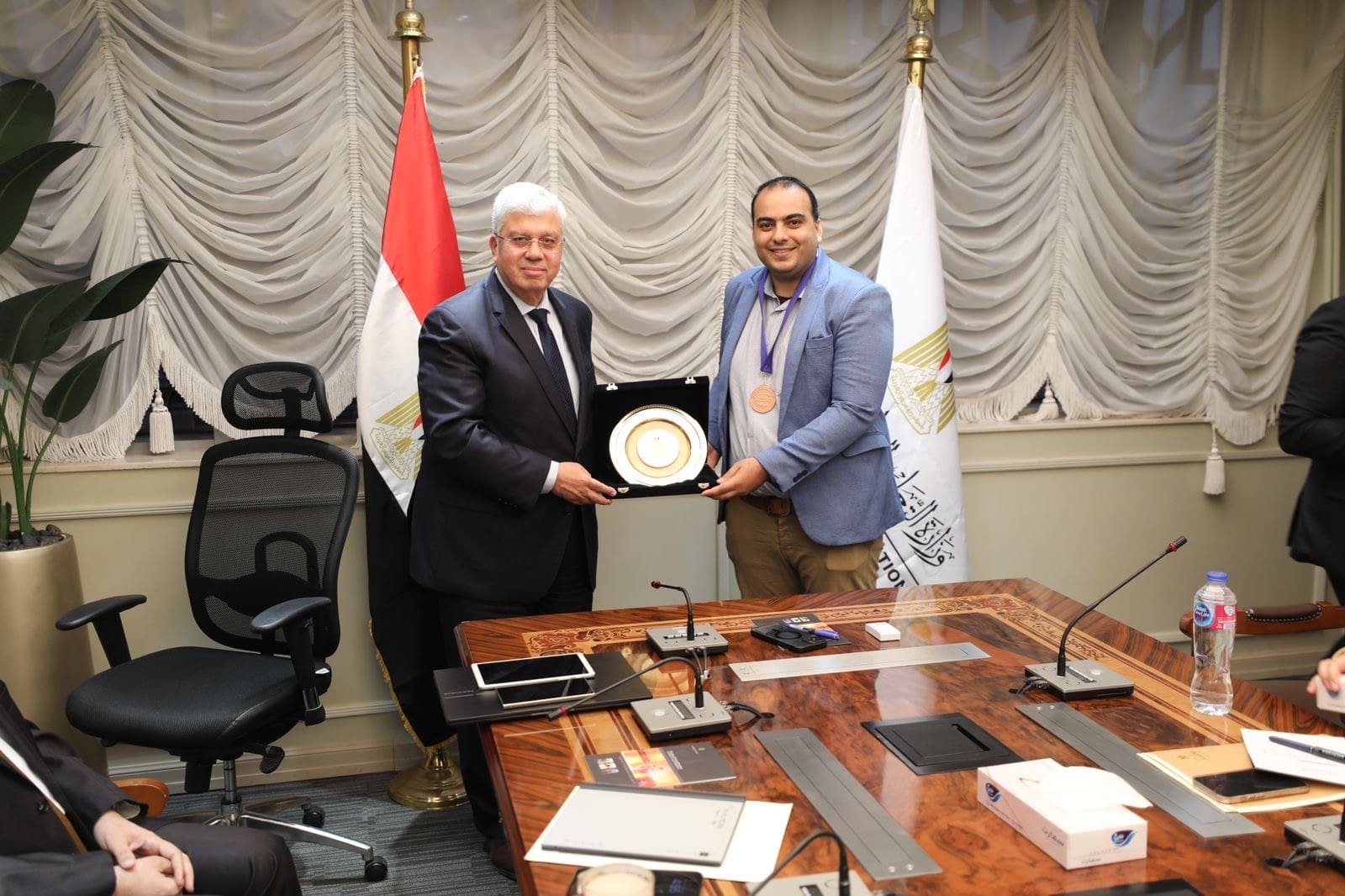 6fed9a37 b031 443d b3a0 d5492abe239e جامعة حلوان وزير التعليم العالى يكرم المهندس مصطفى السيد لحصوله على الميدالية البرونزية بكوريا الجنوبية موقع في الجامعة