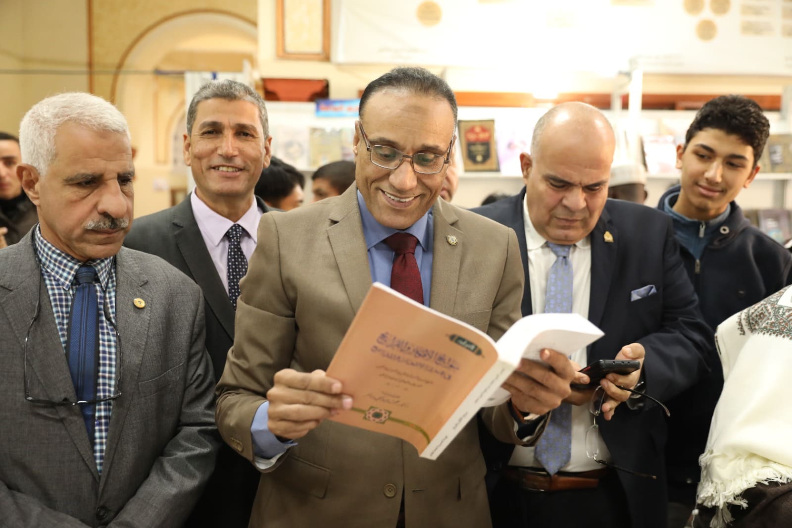 بتخفيضات كبيرة.. عميد كلية اللغة العربية بالقاهرة جامعة الأزهر يفتتح معرضًا للكتاب 1 IMG 20241203 WA0079 جامعة الأزهر بتخفيضات كبيرة.. عميد كلية اللغة العربية بالقاهرة جامعة الأزهر يفتتح معرضًا للكتاب موقع في الجامعة