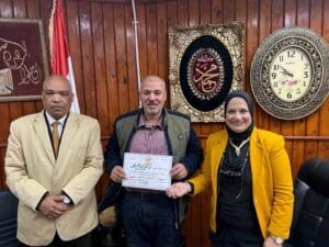 صور.. وكيل التعليم بمطروح تكرم مديري الإدارات: مخلصين للعمل 3 لجهودهم خلال الفترة الماضية.. وكيل التعليم بمطروح تكرم مديري الادارات
