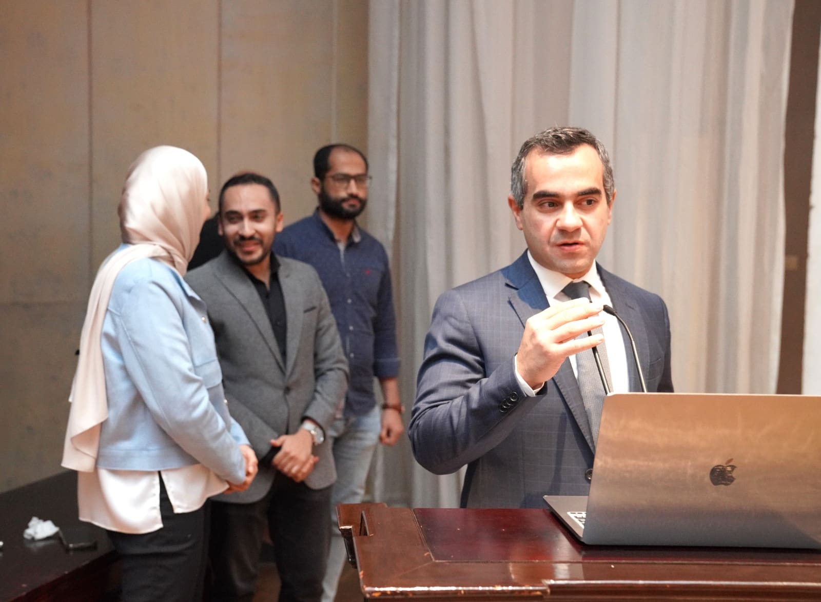 IMG 20241207 WA0044 أكاديمية البحث العلمي الابتكار والتكنولوجيا في أمراض اللثة باليوم العلمي لقسم طب الفم وأمراض اللثة بعين شمس موقع في الجامعة