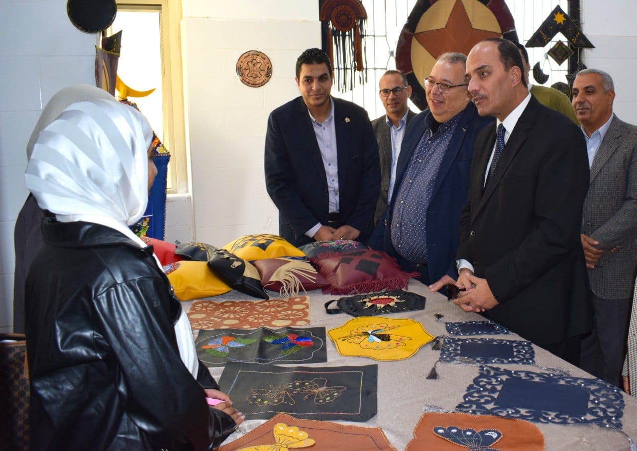 IMG 20241213 WA0144 رئيس جامعة العريش يفتتح معرض الأنشطة الطلابية ورائدات الأعمال موقع في الجامعة