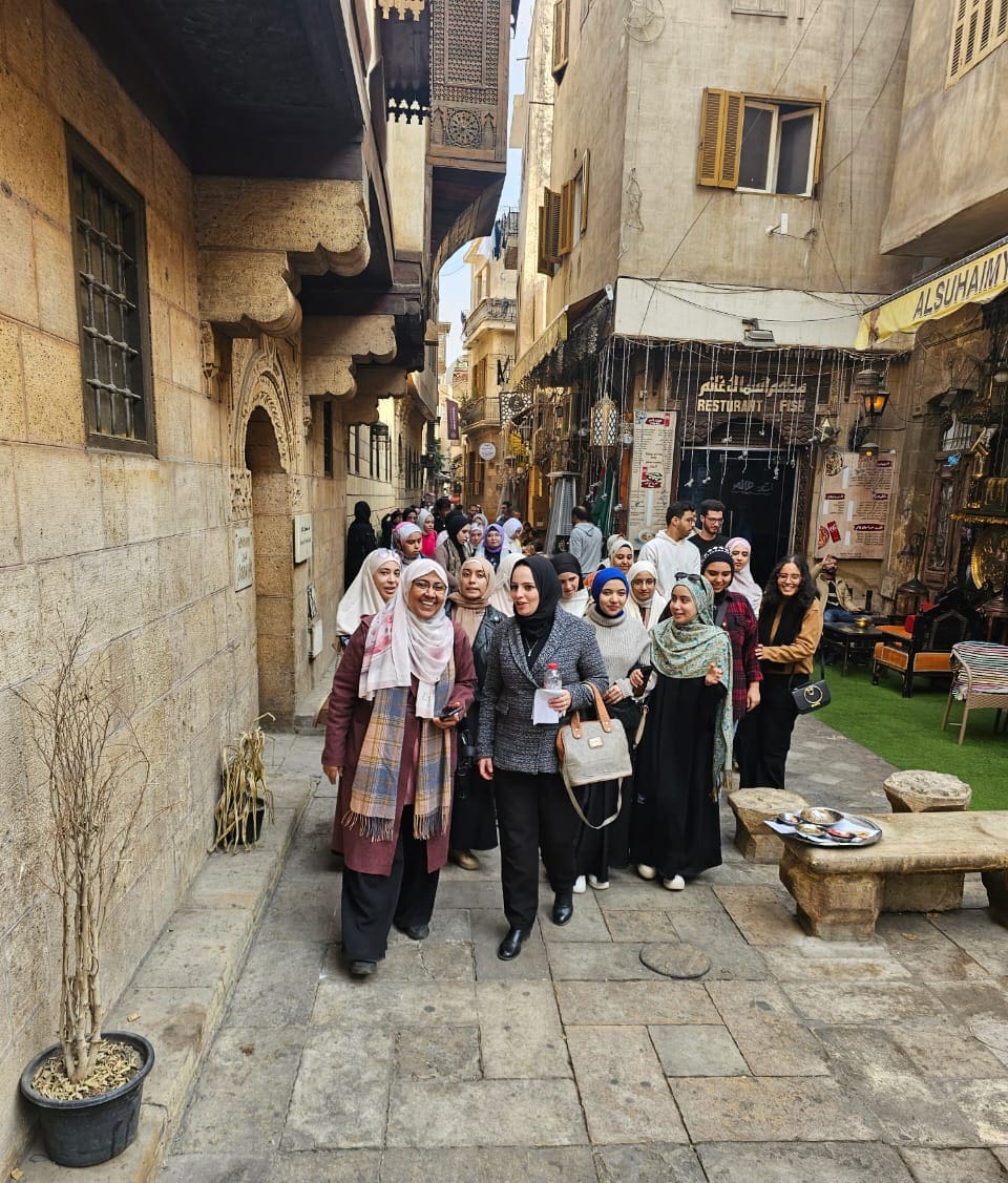 IMG 20241213 WA0153 جامعة العاصمة برنامج التصميم الداخلي بفنون حلوان الأهلية ينظم زيارة للمساجد الأثرية بشارع المعز موقع في الجامعة