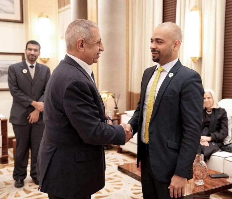 رئيس الأكاديمية العربية يدعم ريادة الأعمال في مؤتمر البحرين للأسر المنتجة 31 IMG 20241228 WA0025 المجلس الأعلى للجامعات رئيس الأكاديمية العربية يدعم ريادة الأعمال في مؤتمر البحرين للأسر المنتجة موقع في الجامعة