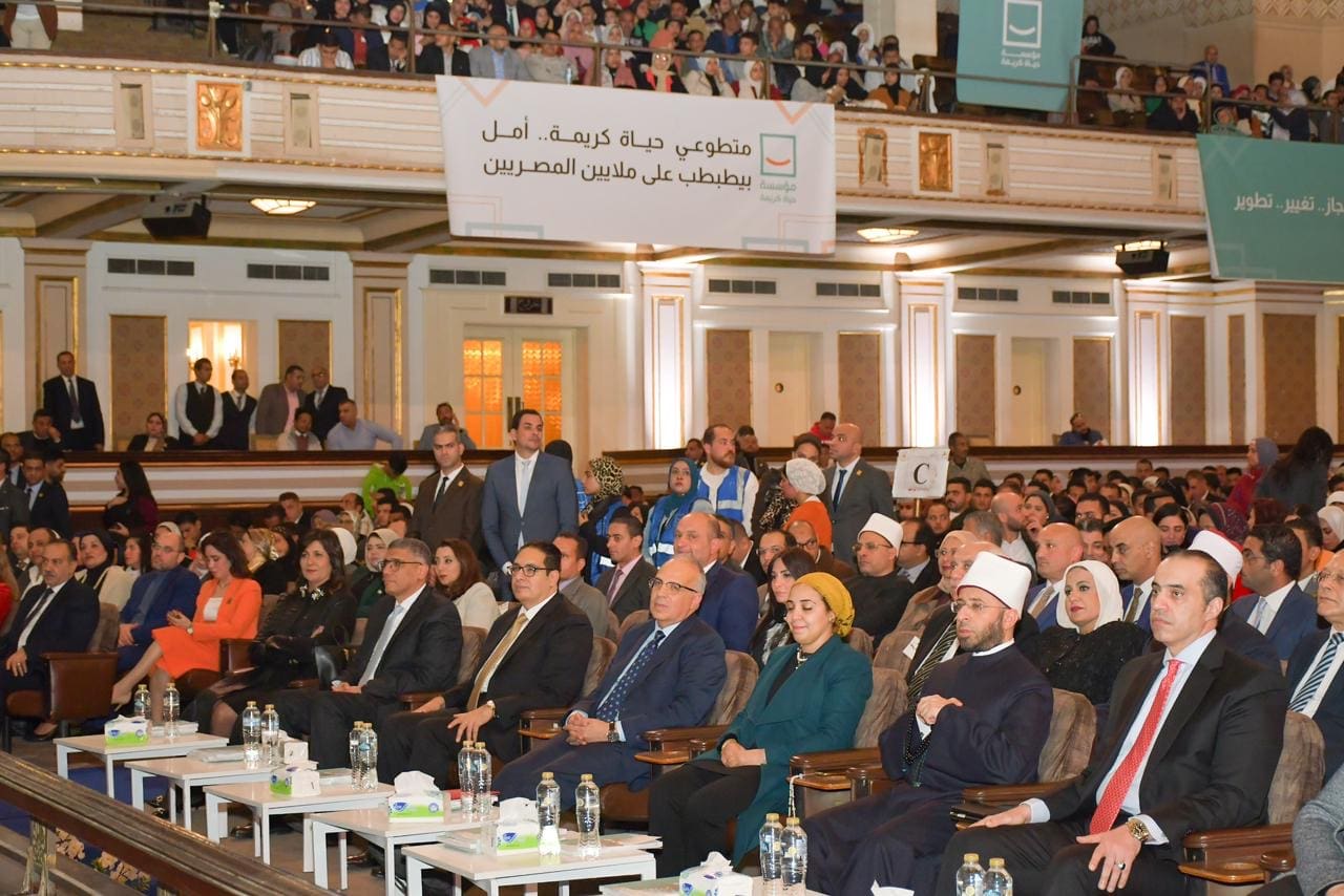 a1e11955 143e 4992 8fb9 69da3274e33e محمود هاشم جامعة القاهرة تشارك مؤسسة "حياة كريمة" احتفالها باليوم الدولي للتضامن الإنساني بحضور لفيف من الوزراء والمحافظين ورؤساء الجامعات موقع في الجامعة