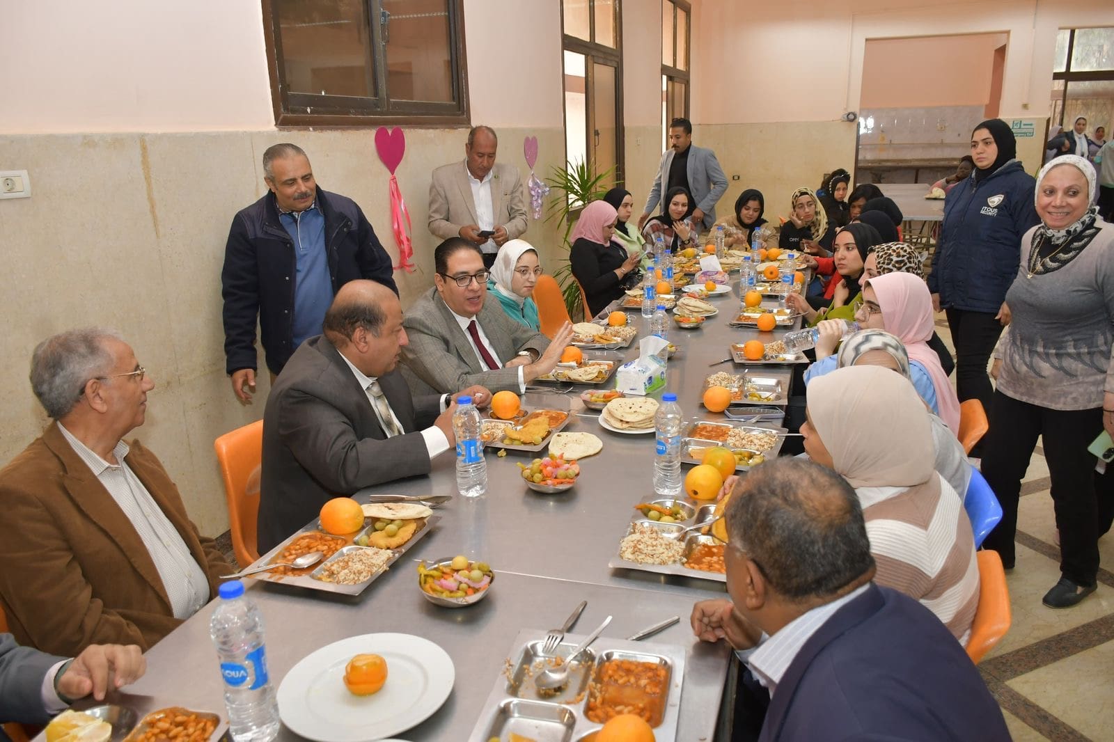 b930a08a 1cf0 448a 9d00 c68831d5e330 جامعة القاهرة وتناول الغذاء ..رئيس جامعة القاهرة يفتتح أعمال تطوير المبنى الثامن بمدينة الطالبات بالجيزة موقع في الجامعة