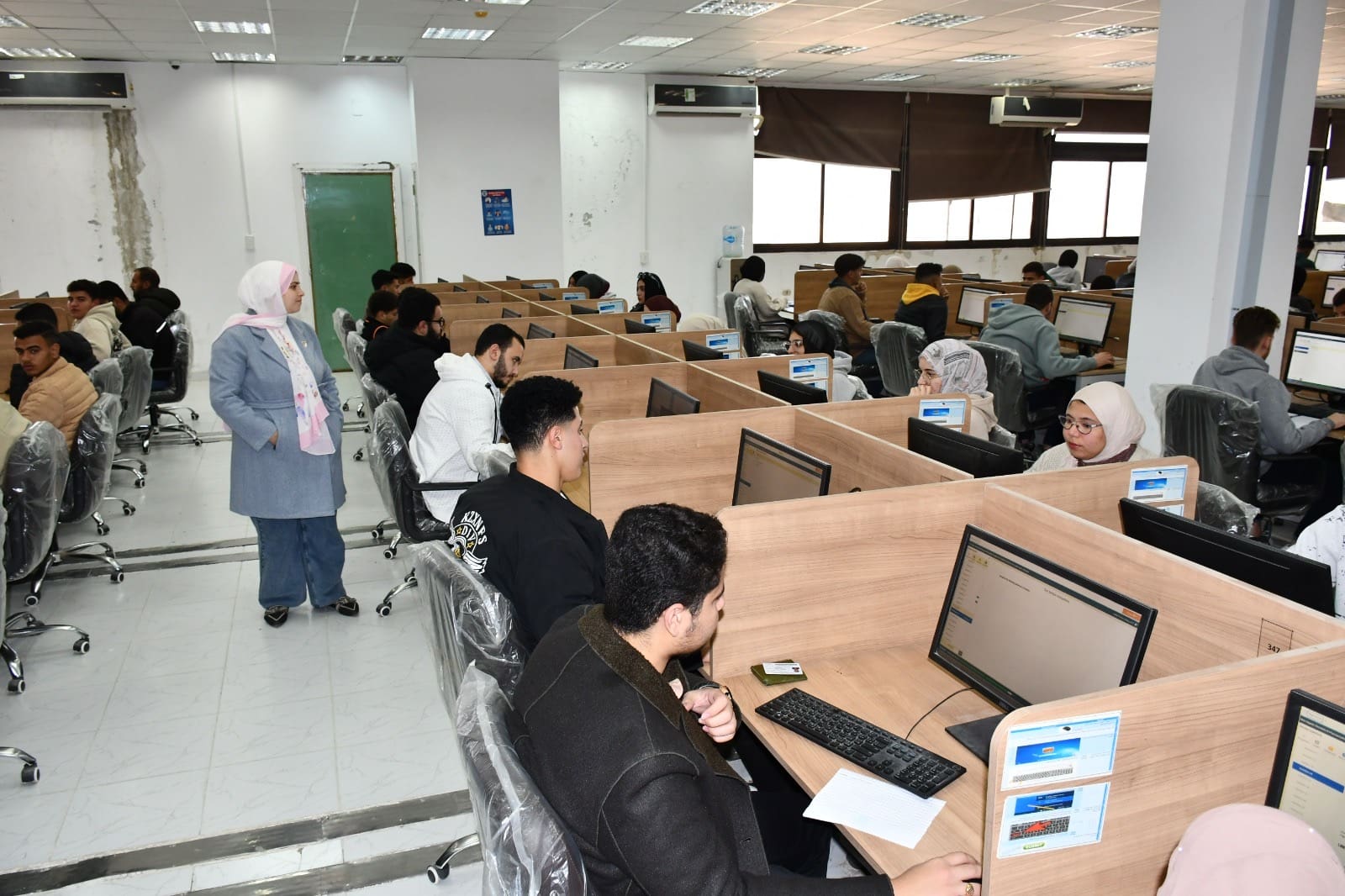 c455b897 00d2 48fe 8442 fd48c0fd0f9b جامعة الإسماعيلية الجديدة 241 طالب وطالبة يؤدون امتحانات نهاية الفصل الدراسي الأول اليوم بكلية الصيدلة جامعة الإسماعيلية الجديدة الأهلية موقع في الجامعة