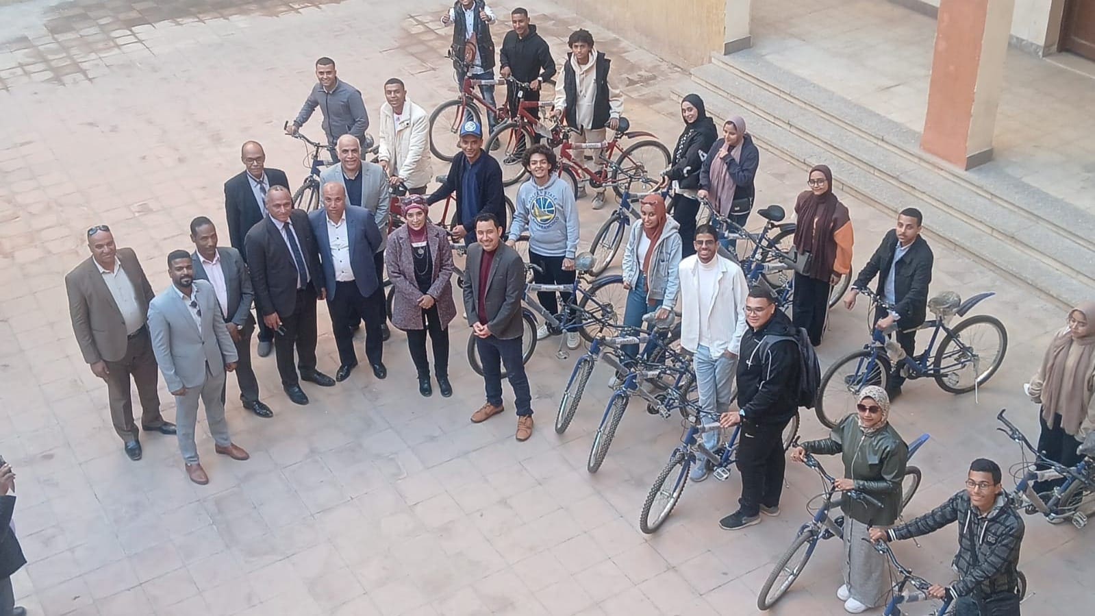 رئيس جامعة الأقصر 1 جامعة حورس جامعة الأقصر ووزارة البيئة ينظمان مبادرة بعنوان: "صحتنا في صحة كوكبنا" موقع في الجامعة