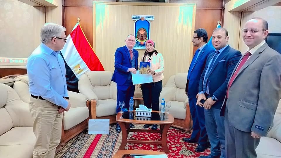 رئيس جامعة الأقصر وسفير التشيك بداية رئيس جامعة الأقصر تثمن أهمية الشراكات الدولية.. وتؤكد زيارة سفير التشيك بداية للتبادل المثمر موقع في الجامعة
