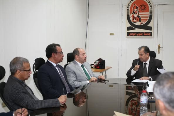 رئيس جامعة جنوب الوادي جامعة حورس رئيس جامعة جنوب الوادي يترأس اجتماع اللجنة الإشرافية العليا للبرامج المميزة موقع في الجامعة