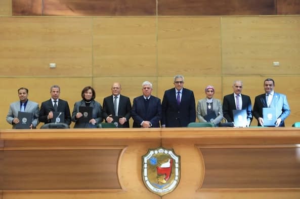 وزير التعليم العالي درجات الحرارة رئيس جامعة الأقصر تشهد توقيع بروتوكولات تعاون بين تحالف إقليم جنوب الصعيد بسوهاج موقع في الجامعة