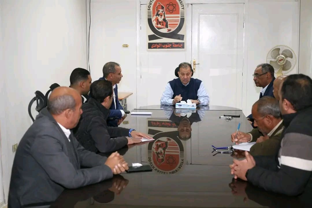 1736431638407 مجلس رئيس جامعة جنوب الوادي يناقش تشغيل الشاشات الاحترافية بالجامعة موقع في الجامعة
