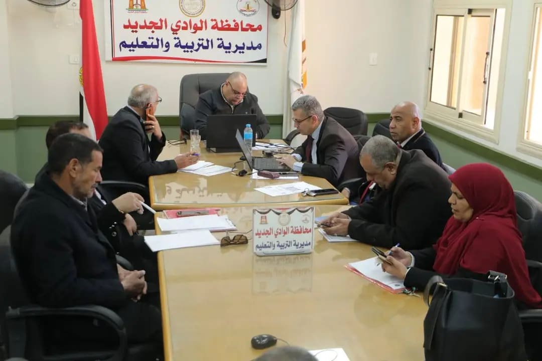 1736593576673 غرفة عمليات بالوادي الجديد غرفة عمليات بالوادي الجديد منذ الصباح الباكر لمتابعة الامتحانات بـ356 مدرسة موقع في الجامعة