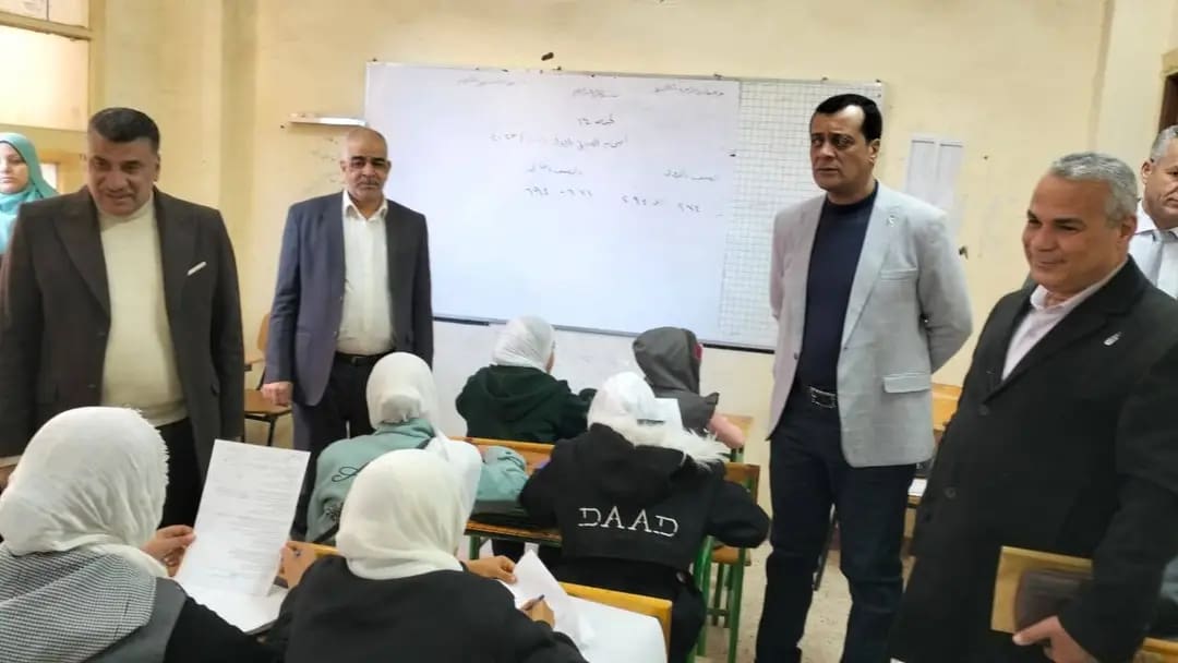 1736783956771 سوهاج وكيل تعليم سوهاج يتابع امتحانات نصف العام الدراسي لصفوف النقل بجهينة موقع في الجامعة