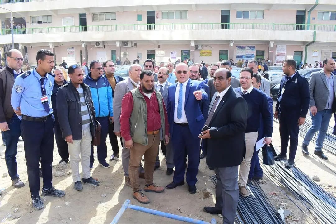 1736953914004 رئيس جامعة سوهاج رئيس جامعة سوهاج يتفقد الأعمال الإنشائية لمبنى الخدمات بمستشفى الجراحات موقع في الجامعة