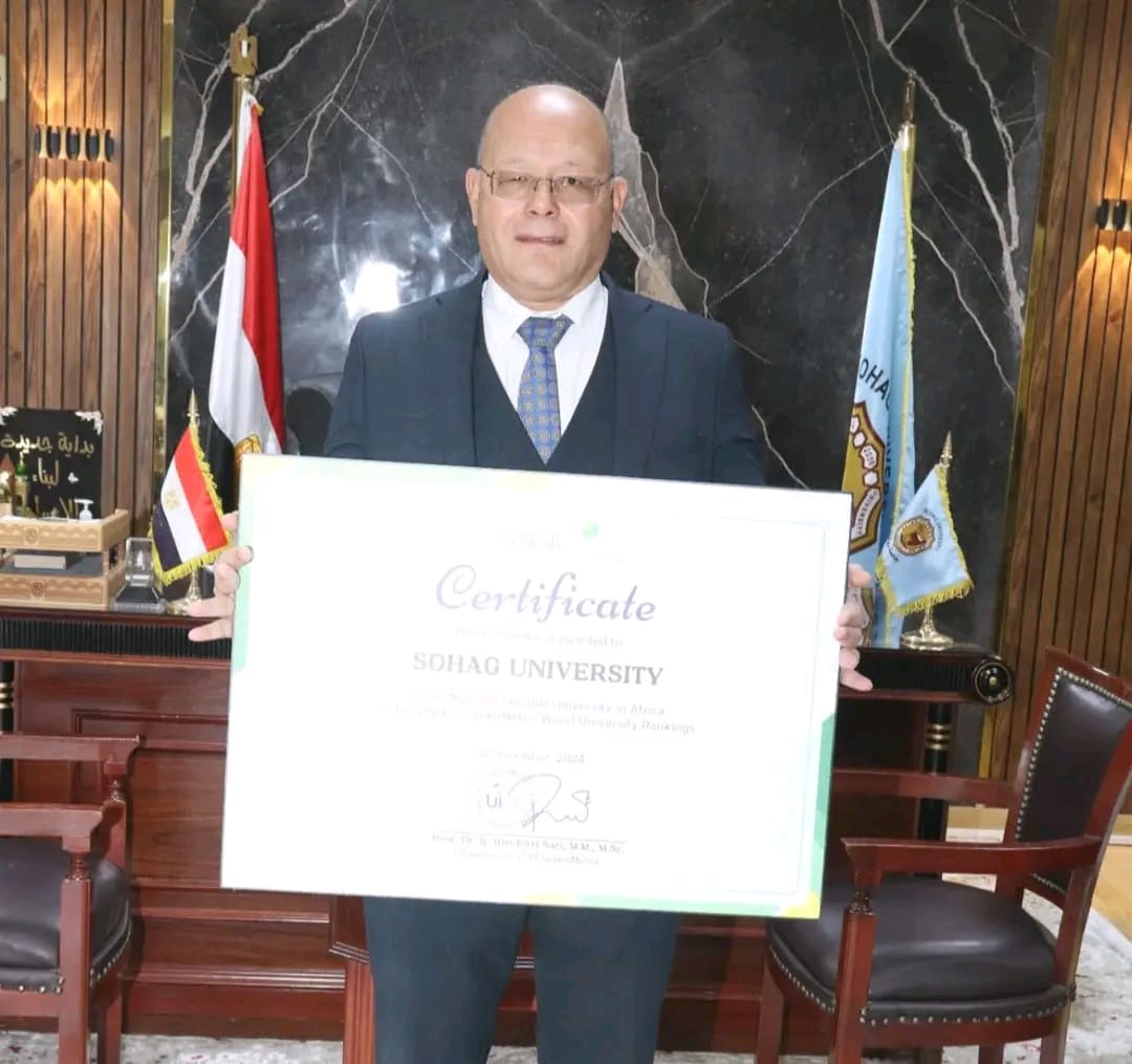 1737284305858 جامعة سوهاج رئيس جامعة سوهاج يتسلم شهادة المركز الأول مصرياً وأفريقيا فى تصنيف GreenMetric موقع في الجامعة