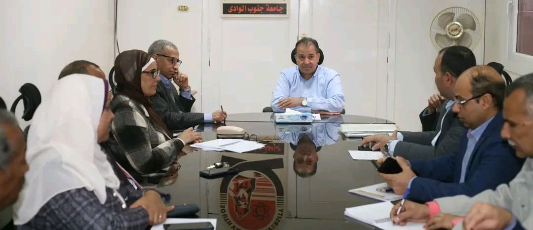 1737371930515 رئيس رئيس جامعة جنوب الوادي يناقش تفاصيل تطبيق السنة التأسيسية موقع في الجامعة