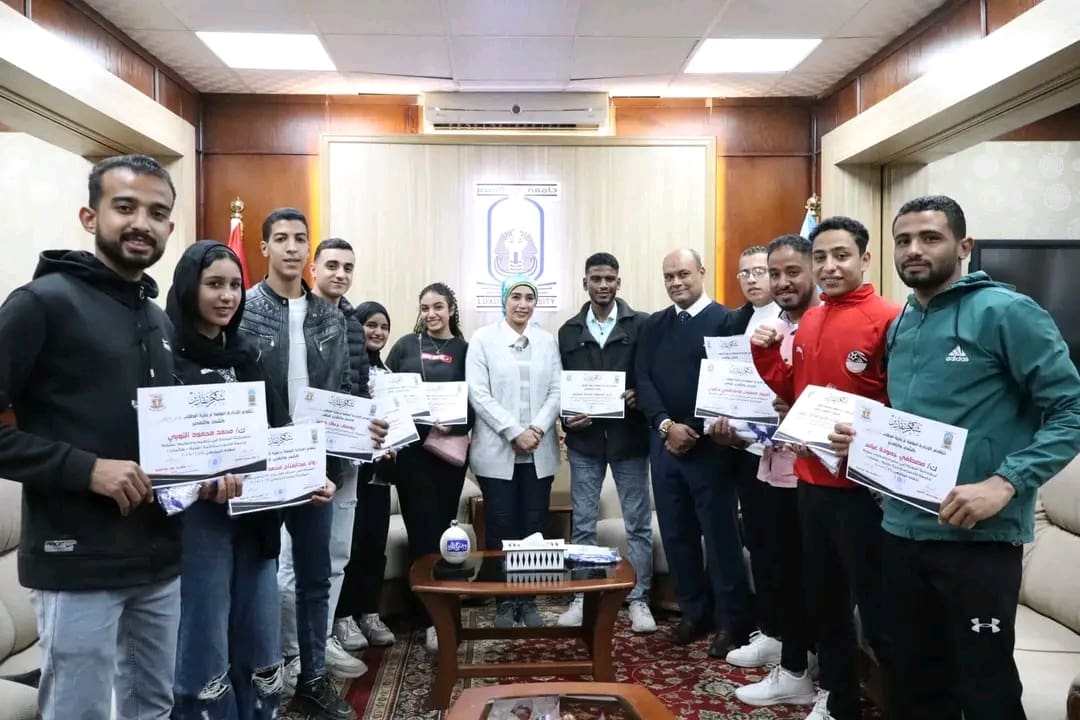 1737376264585 طلاب رئيس جامعة الأقصر تستمع لمقترحات الطلاب لتعزيز الأنشطة الرياضية.. وتكرم الفائزين موقع في الجامعة