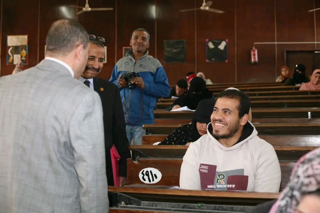 1737896886258 وزير نائب رئيس جامعة جنوب الوادي للدراسات العليا يتفقد الامتحانات بكلية التربية موقع في الجامعة