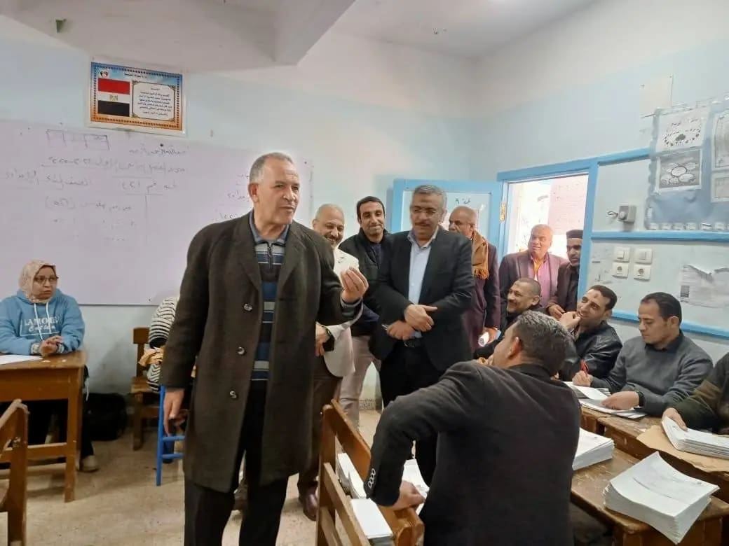 1737993305713 الجيزة 2000 معلم يؤدون تصحيح أوراق إجابات الشهادة الاعدادية بأسيوط.. ودسوقي يتابع موقع في الجامعة