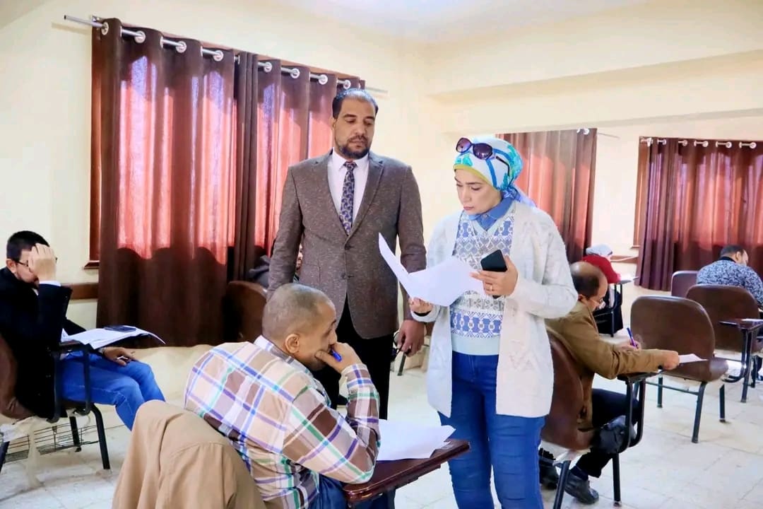 1738140003717 محافظ رئيس جامعة الأقصر تتفقد أعمال امتحانات الماجستير والدكتوراة المهنية بالجامعة موقع في الجامعة