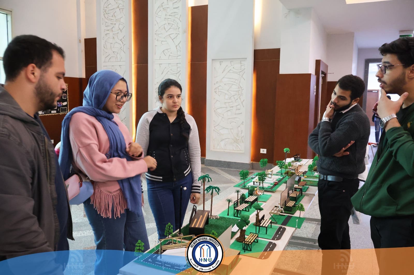 184659f7 d8a6 4b3b 9bef 393c1bc779a9 البحث العلمي طلاب فنون بجامعة حلوان الأهلية يبتكرون حلولًا ذكية للأثاث الخارجي خلال تسليمات الإختبارات العملية موقع في الجامعة