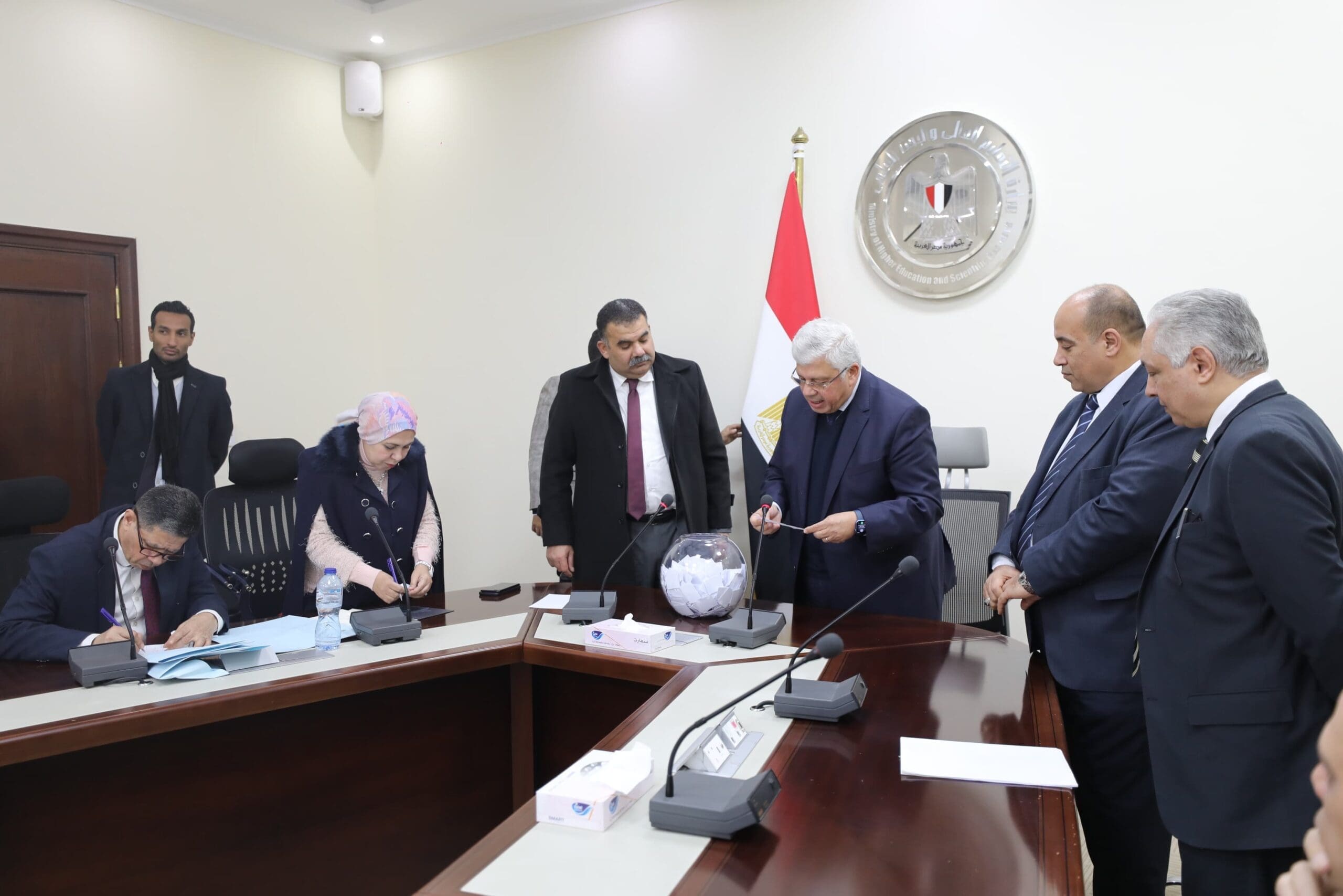4eca08b4 0a0e 4f91 a036 86d9323ee16c scaled الثقافة التعليم العالى: فوز (40 ) عضو هيئة تدريس و (10) إداريين بقرعة الحج موقع في الجامعة