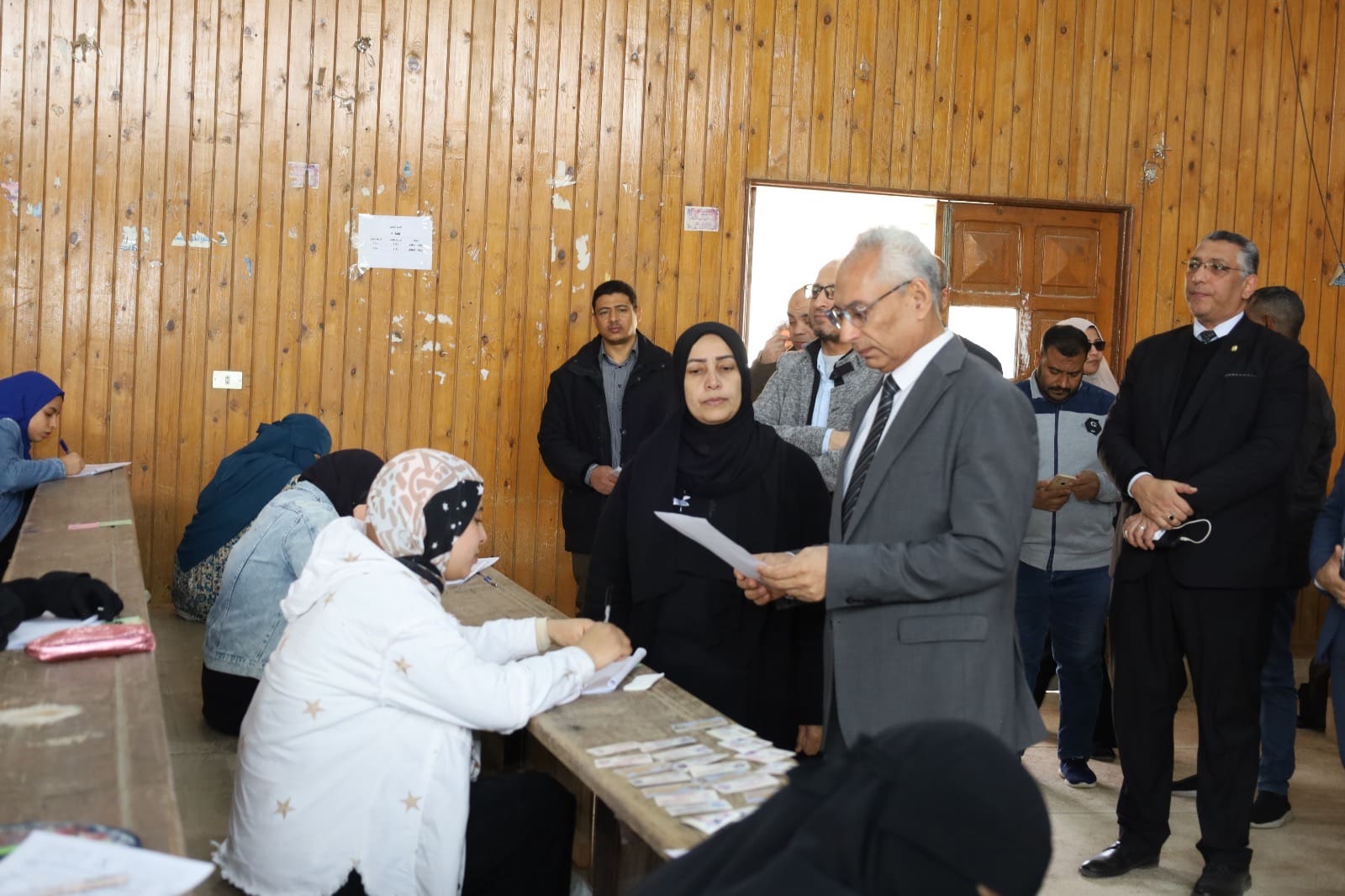 63badf5c 50e2 44c5 aa5b 2bb8c7d91bdc امتحانات رئيس جامعة المنيا يتفقد لجان امتحانات كليات الصيدله وطب الأسنان والآداب ودار العلوم موقع في الجامعة
