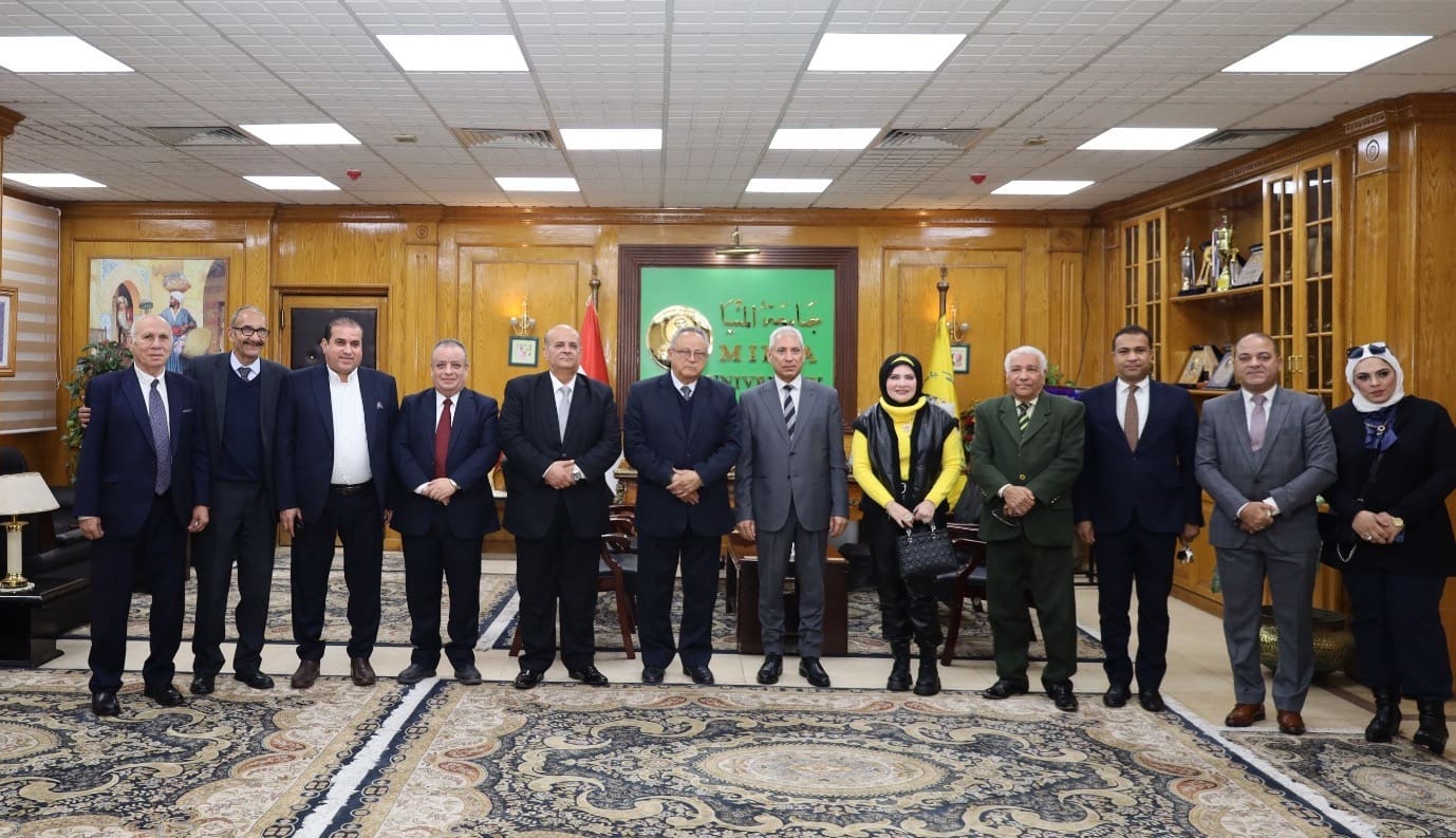 8295bc54 5d96 46f1 a974 2e0472ca61a1 جامعة قناة السويس رئيس جامعة المنيا يستقبل مدير مكتبة الإسكندرية على هامش مناقشة رسالة دكتوراة موقع في الجامعة