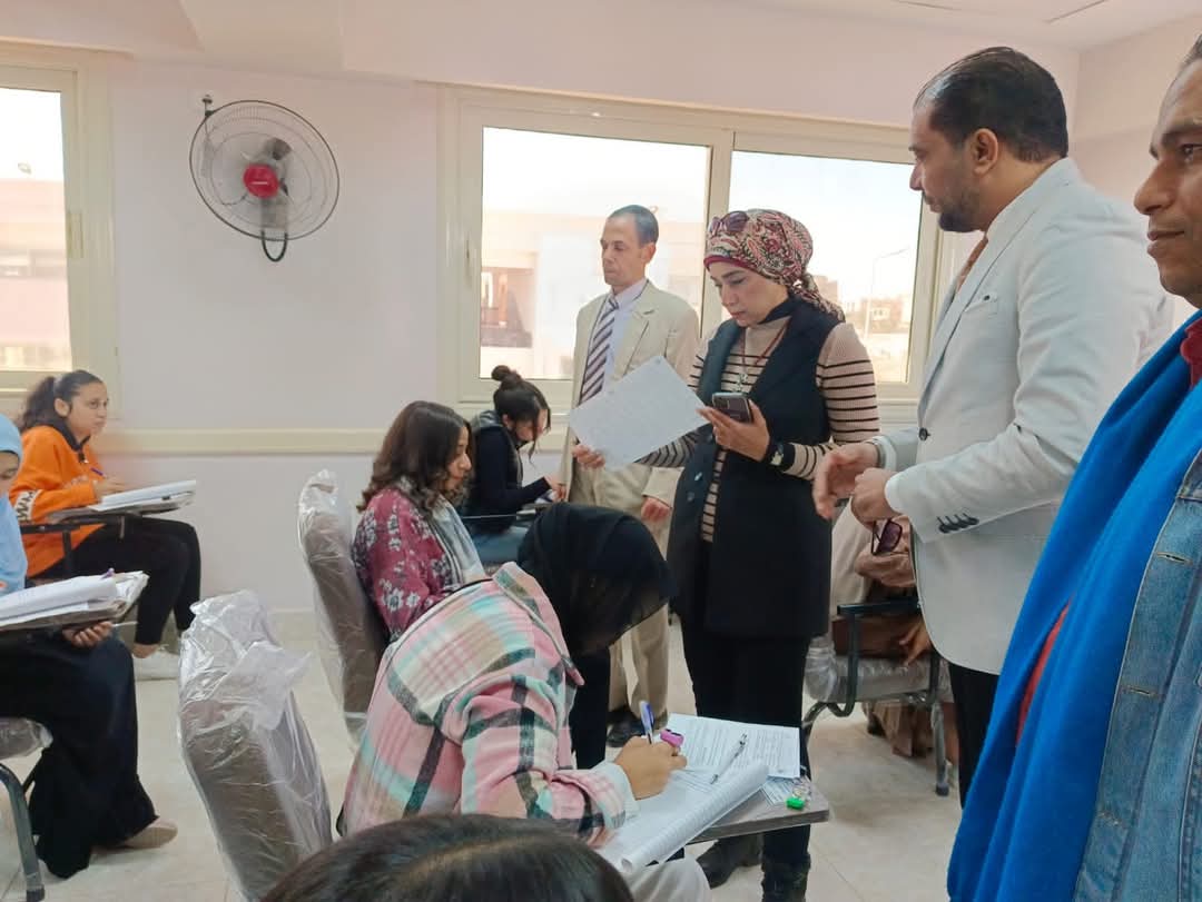 FB IMG 1735721587095 رئيس جامعة الأقصر رئيس جامعة الأقصر تتفقد سير امتحانات نهاية الفصل الدراسي الأول بكلية التربية موقع في الجامعة