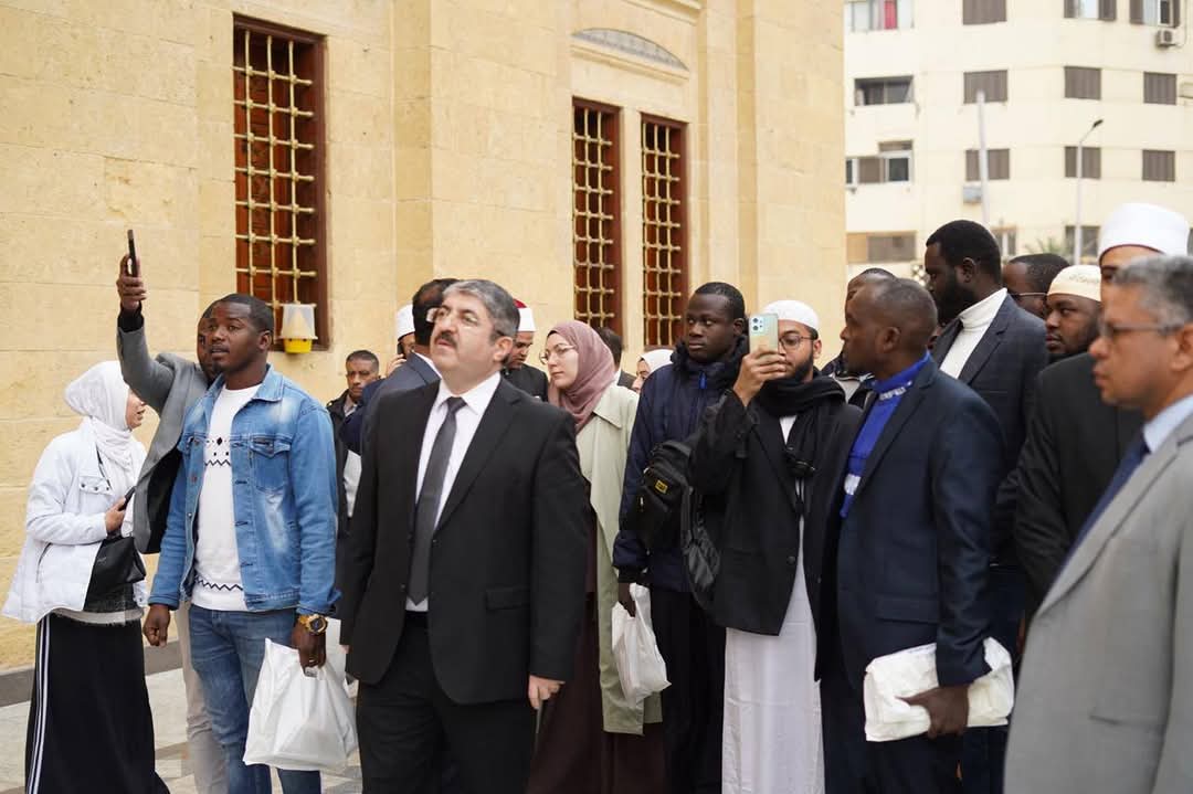الطلاب الوافدون من جيبوتي يبدون إعجابهم بمسجد السيدة زينب رضي الله عنها 1 FB IMG 1735854693759 السيدة زينب الطلاب الوافدون من جيبوتي يبدون إعجابهم بمسجد السيدة زينب رضي الله عنها موقع في الجامعة