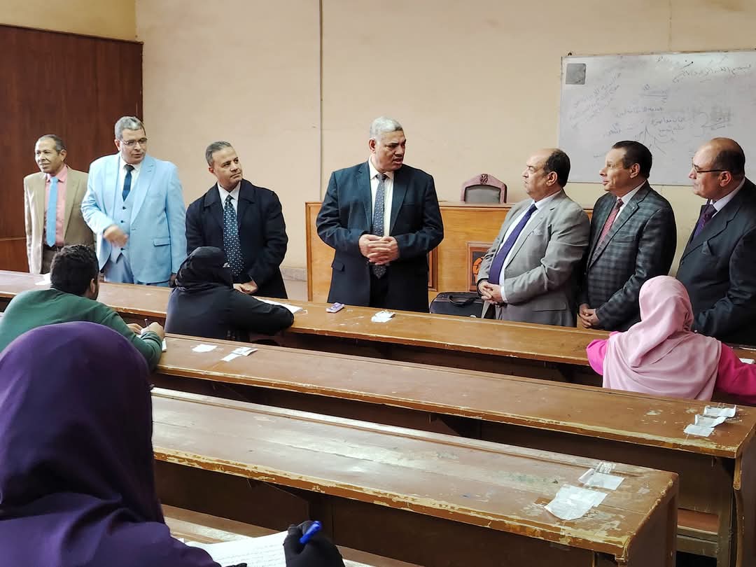 FB IMG 1737047013108 جامعة دمياط نائب رئيس جامعة الفيوم للدراسات العليا والبحوث يفقد امتحانات الدراسات العليا بكلية الخدمة الاجتماعيَّة موقع في الجامعة