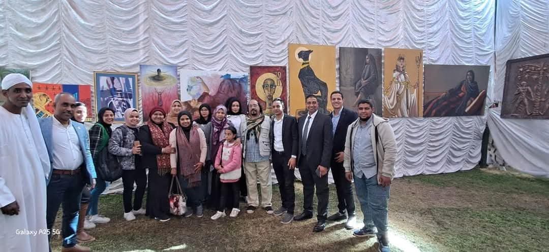 FB IMG 1738068240551 طلاب جامعة الأقصر تشارك في فعاليات منتدى دندرة الثقافي بإقامة معرض للفنون التشكيلية موقع في الجامعة