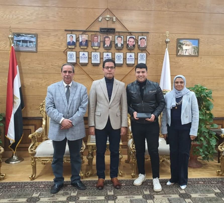 IMG 20250101 WA0040 جولة مفاجئة رئيس جامعة بنها يهنئ طالب بكلية العلوم لتميزه العلمى  موقع في الجامعة