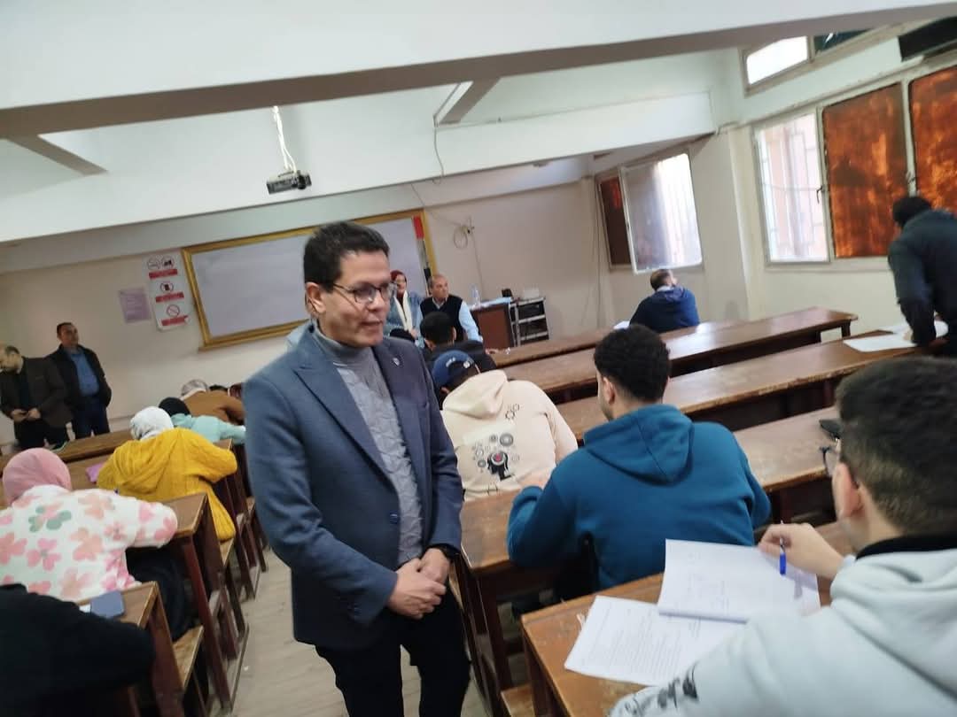 IMG 20250109 WA0073 رئيس جامعة القاهرة رئيس جامعة بنها يتفقد الامتحانات بكلية العلوم وورش كلية الهندسة ببنها موقع في الجامعة
