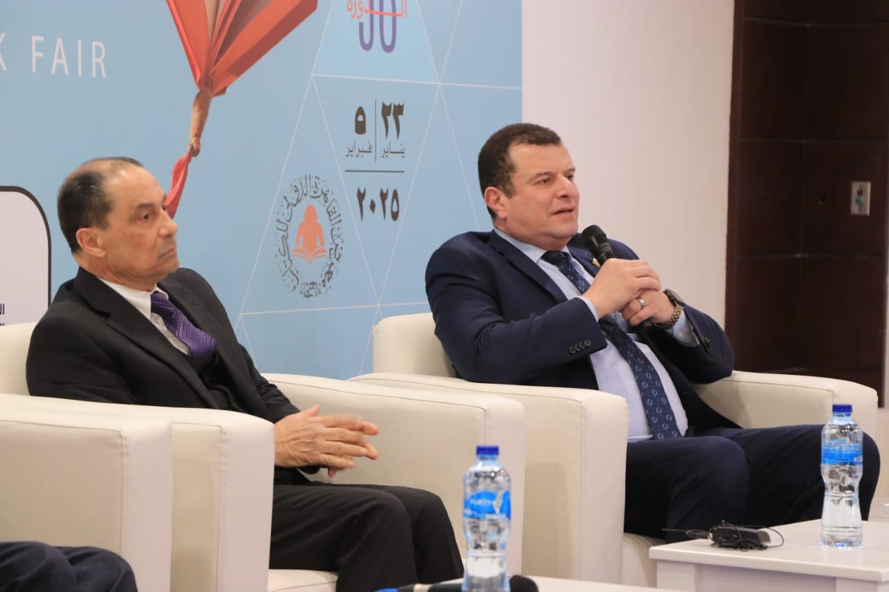 IMG 20250126 WA0086 مفتي الجمهورية عميد اللغات والترجمة جامعة بدر يدير مناقشة "ترجمة العلوم الإنسانية في زمن الذكاء الاصطناعي" بمعرض الكتاب موقع في الجامعة