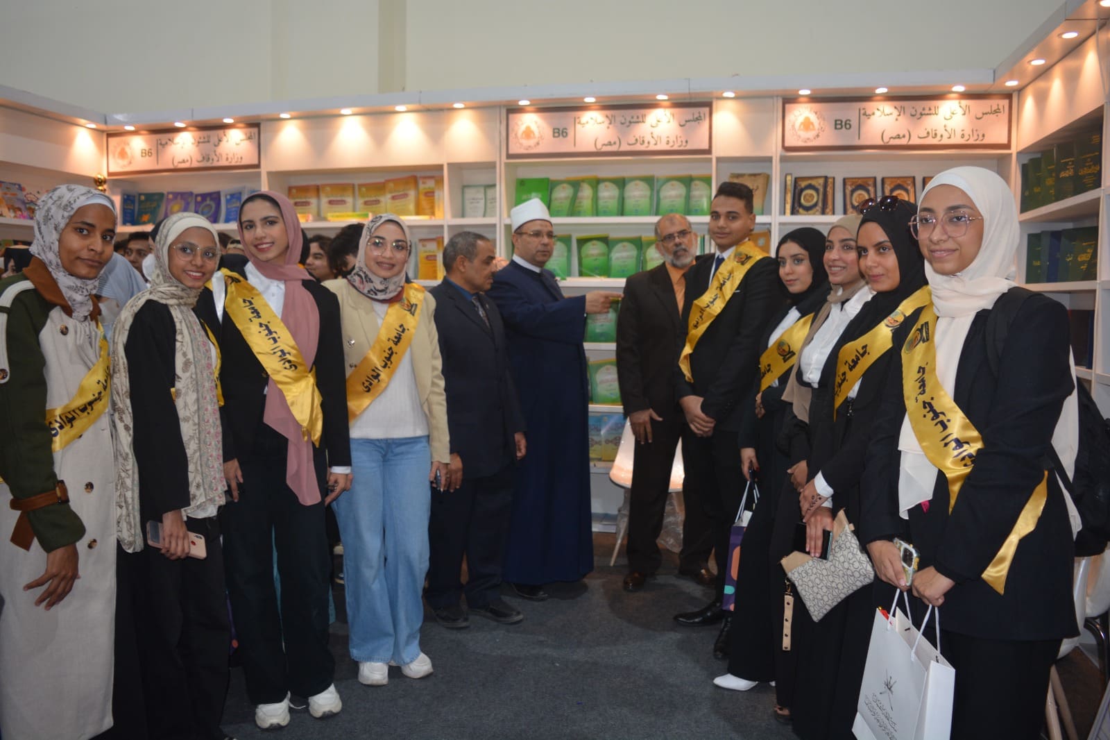 IMG 20250127 WA0050 الكتاب جامعة جنوب الوادي تنظم زيارة لجناح الأعلى للشئون الإسلامية بمعرض الكتاب موقع في الجامعة