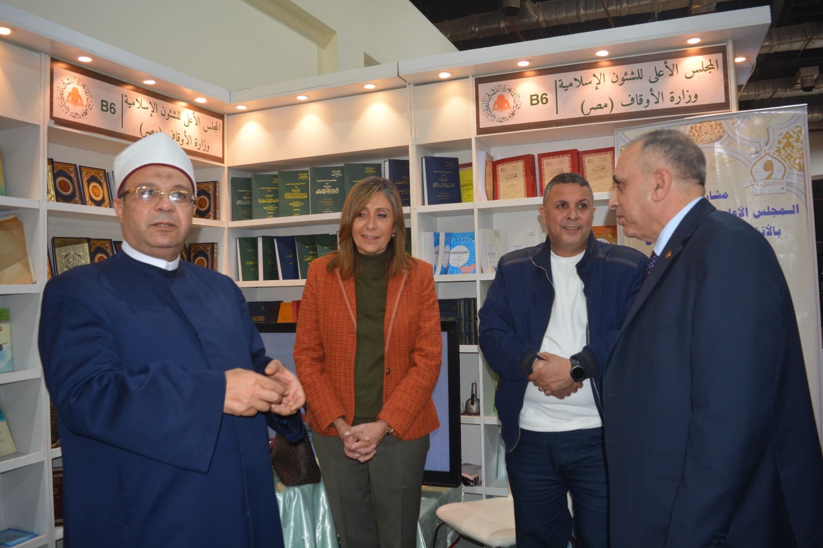 IMG 20250127 WA0053 منحة وزيرة الثقافة السابقة تزور جناح المجلس الأعلى للشئون الإسلامية بمعرض الكتاب موقع في الجامعة