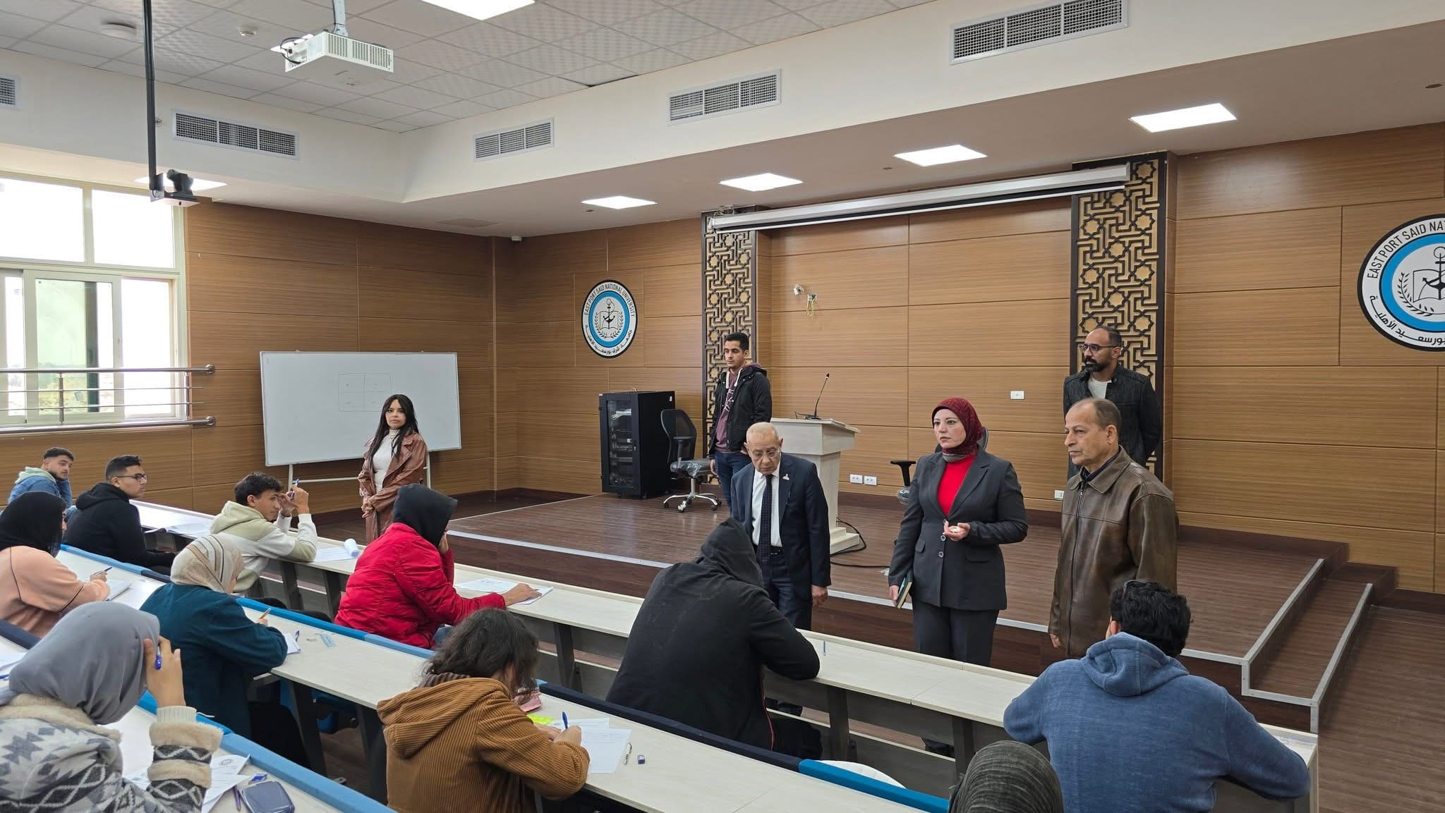IMG 8328 مفتي الجمهورية رئيس جامعة شرق بورسعيد يتفقد لجان امتحانات التيرم الأول موقع في الجامعة