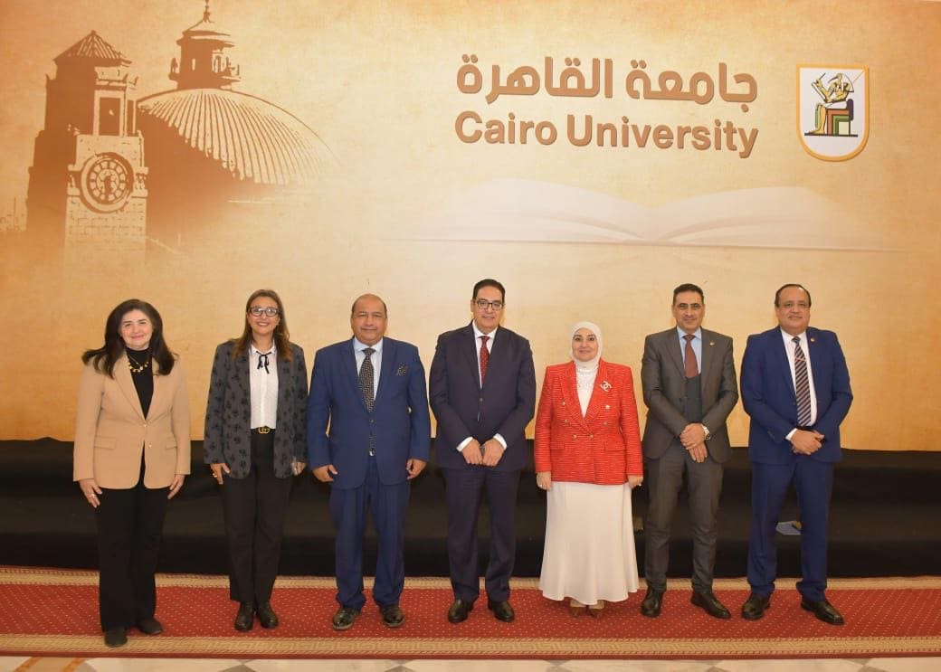 f82c214f 37b2 4356 b7ab e6860ed3c51c جامعة حلوان رئيس جامعة القاهرة يبحث ضوابط تأجير المنافذ الخدمية بالجامعة لتمويل صندوق التكافل الاجتماعى موقع في الجامعة