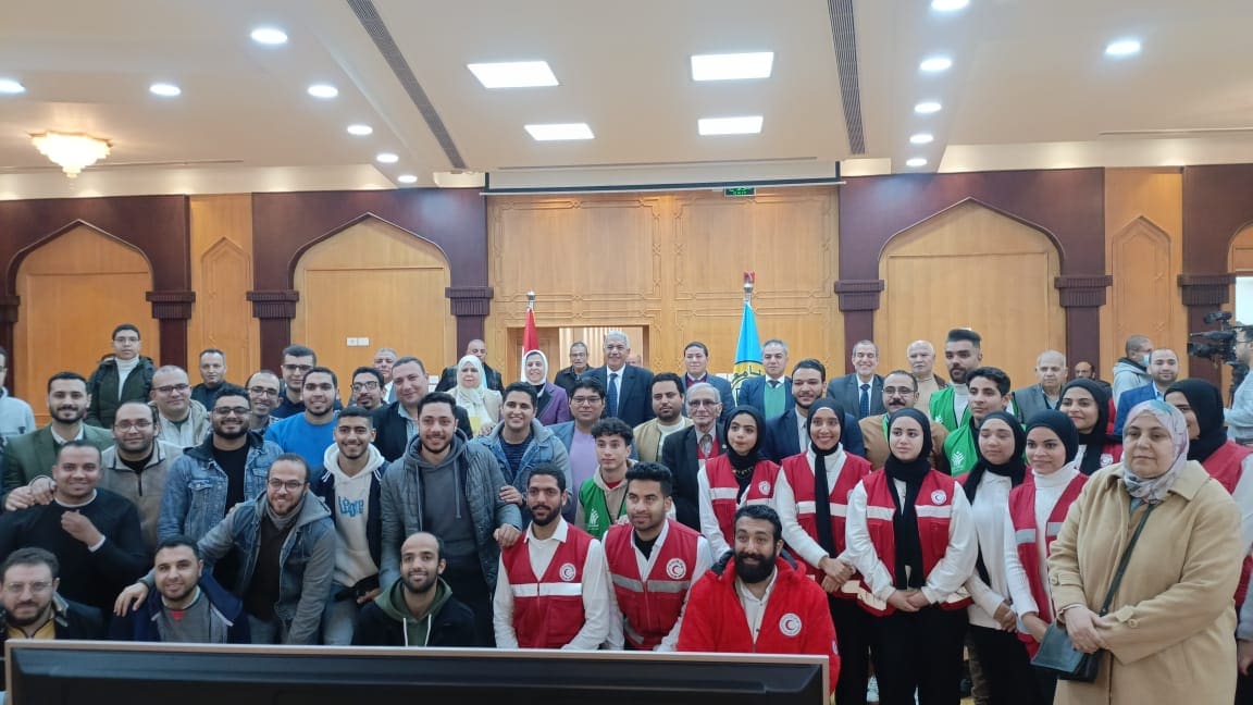 fe53ac5b 4f63 45af adfb af11bbe1913c جامعة الأزهر انطلاق قافلة جامعة الأزهر التنموية الشاملة إلى حلايب وشلاتين بالتعاون مع الهلال الأحمر موقع في الجامعة