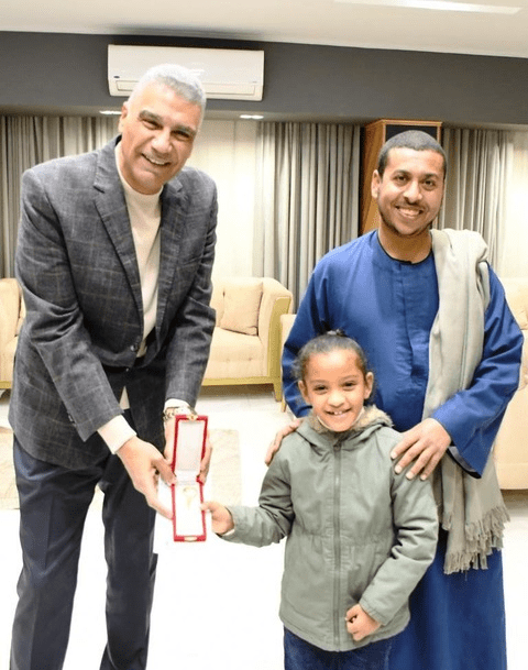 received 1357853258904069 محافظ أسوان بعد تميزها في إلقاء الاناشيد الدينية.. محافظ أسوان يكرم الطالبة يمنى موقع في الجامعة