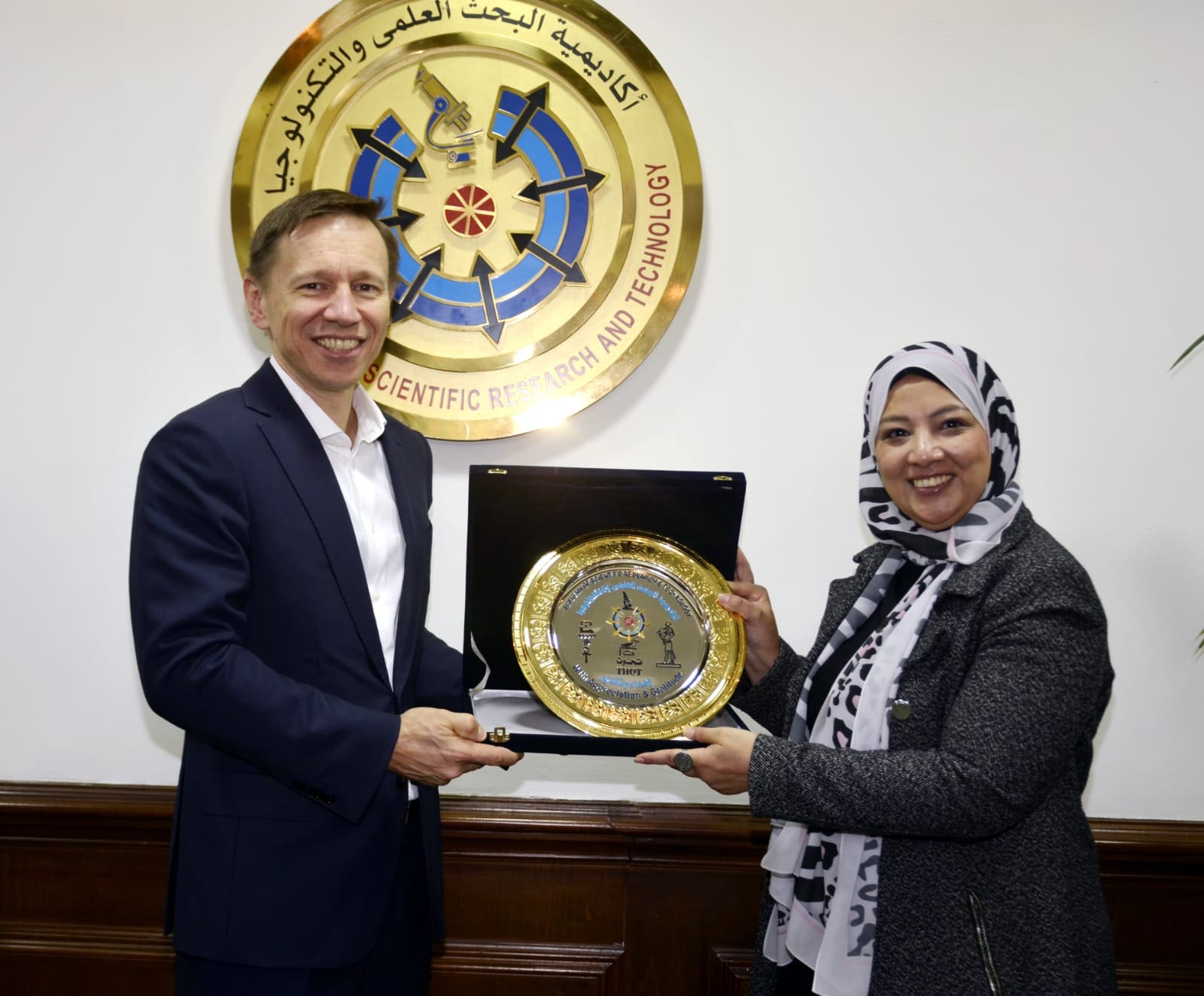 رئيس أكاديمية البحث العلمي تناقش مع وفد روسي التعاون في تقنيات الكم والمجالات 1 أكاديمية البحث العلمي رئيس أكاديمية البحث العلمي رئيس أكاديمية البحث العلمي تناقش مع وفد روسي التعاون في تقنيات الكم والمجالات موقع في الجامعة