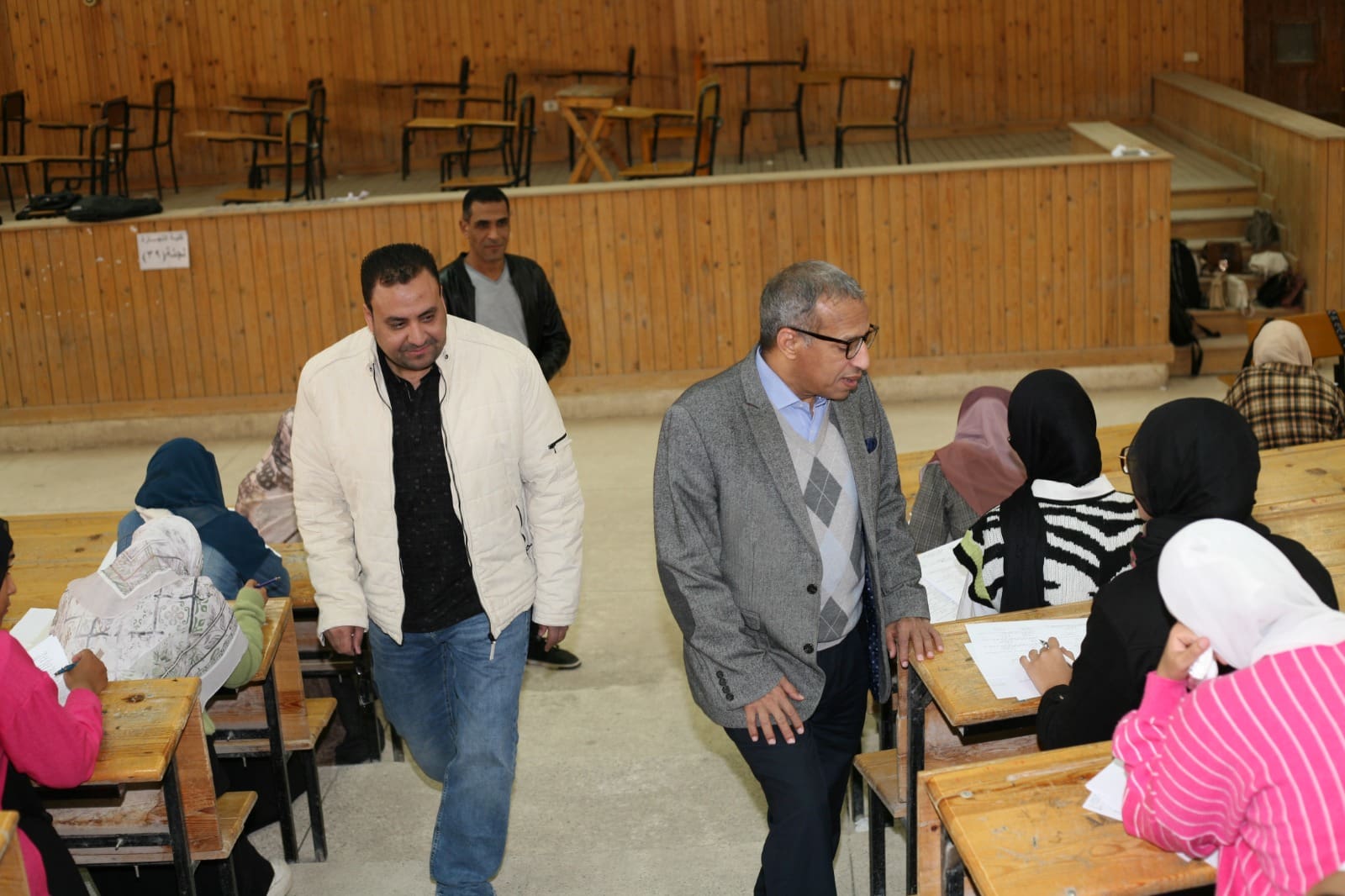 "في الجامعة" يرصد أراء طلاب الفرقة الأولى بإعلام جنوب الوادي: "الامتحان في المتناول" 1 جامعة جنوب الوادي في الجامعة "في الجامعة" يرصد أراء طلاب الفرقة الأولى بإعلام جنوب الوادي: "الامتحان في المتناول" موقع في الجامعة