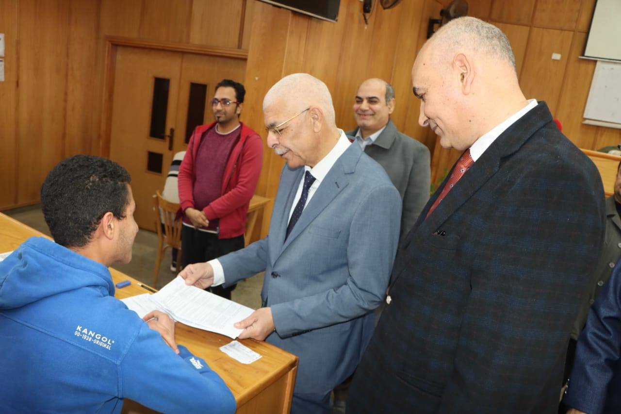 رئيس جامعة المنوفية يتفقد امتحانات كلية التربية الأقصر القاصد يوجه بتوفير الدعم الكامل لطلاب جامعة المنوفية أثناء أداء الامتحانات الفصل الأول موقع في الجامعة