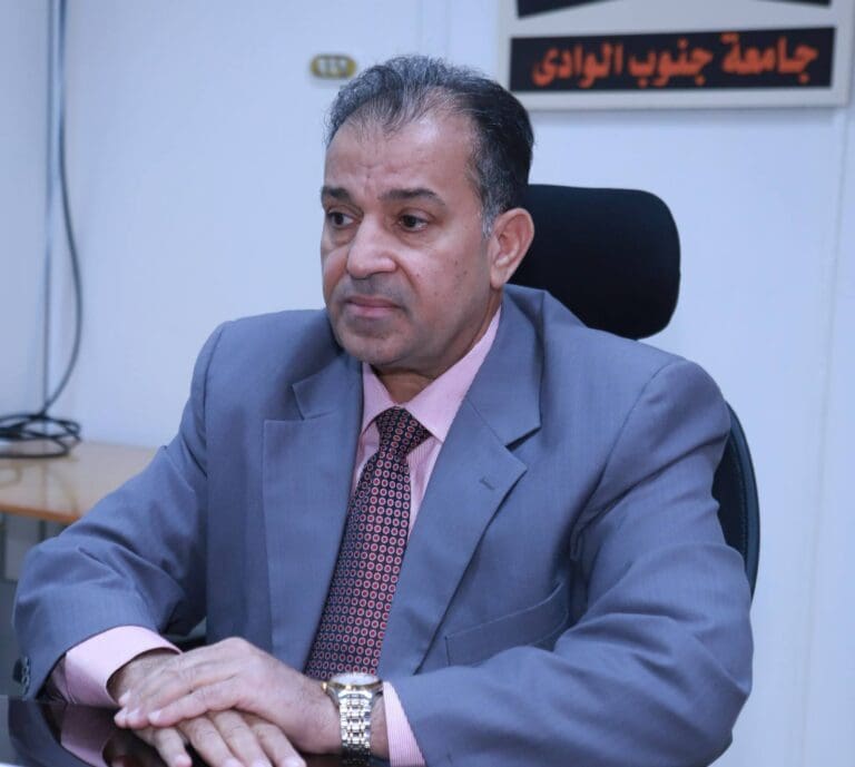 رئيس جامعة جنوب الوادى يلتقى بفريق عمل مركز الاوراق الثبوتية بالجامعة للانجاز المشروع 5 رئيس جامعة جنوب الوادي، الدكتور أحمد عكاوي المحكمة الإدارية رئيس جامعة جنوب الوادى يلتقى بفريق عمل مركز الاوراق الثبوتية بالجامعة للانجاز المشروع موقع في الجامعة
