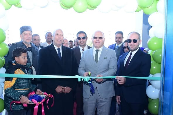 رئيس جامعة سوهاج يفتتح معرض ملاب تعليم معرض يضم 25 ألف قطعة ملابس جديدة لدعم 2500 طالب وطالبة بجامعة سوهاج - فيديو موقع في الجامعة