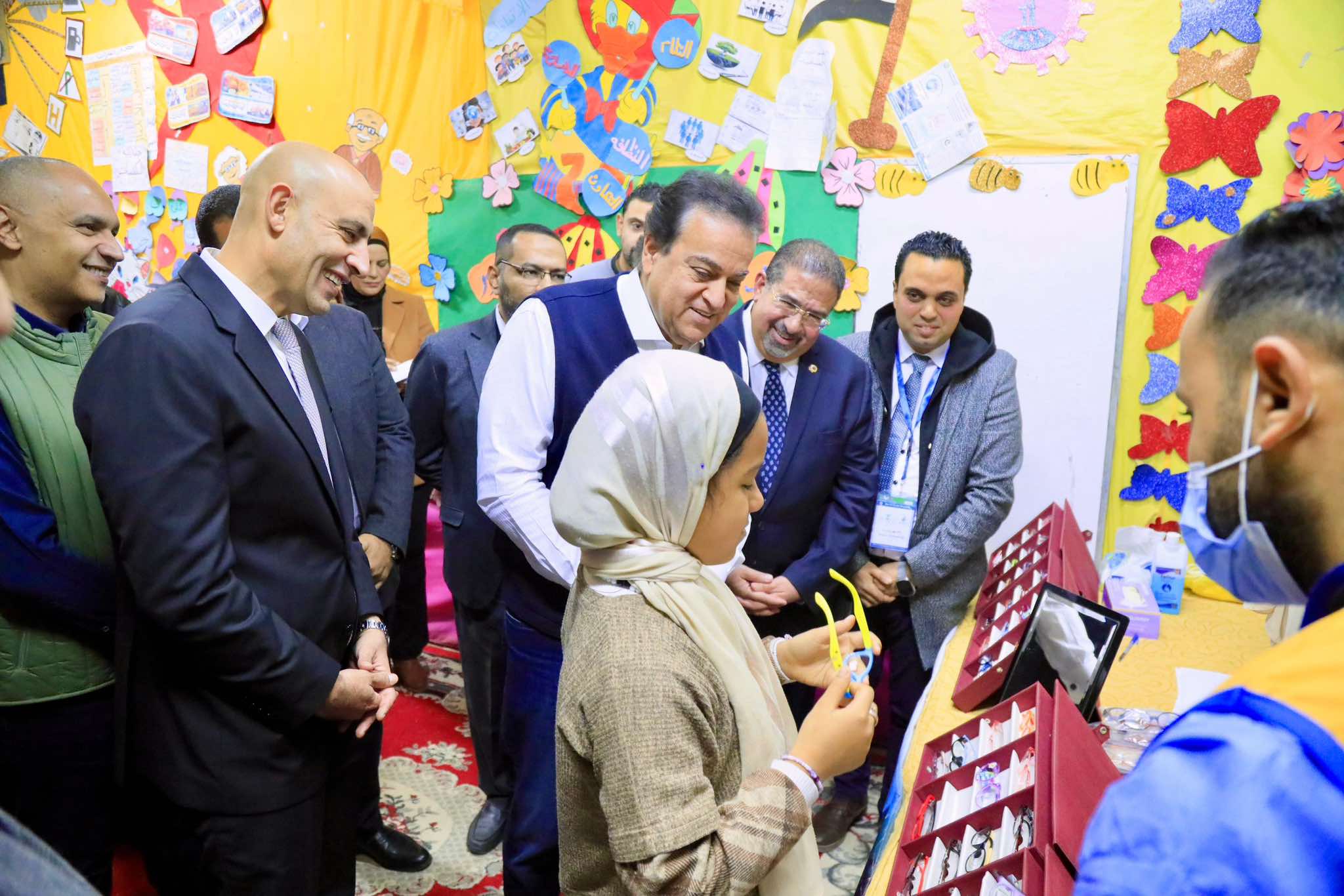 طفلة مع وزيرا التربية والتعليم والصحة جامعة القاهرة الأهلية وزيرا الصحة والتعليم يتفقدان أعمال مبادرة "عيون أطفالنا مستقبلنا" بالغربية موقع في الجامعة
